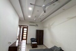 Modern Flat Near Airport CP67