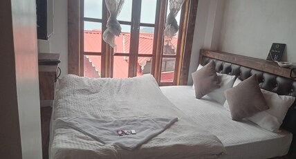 Hotel Ratna Villa Inn Room Type - Queen Room