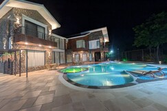 Palmwood Hills Luxury Farm With Private Pool