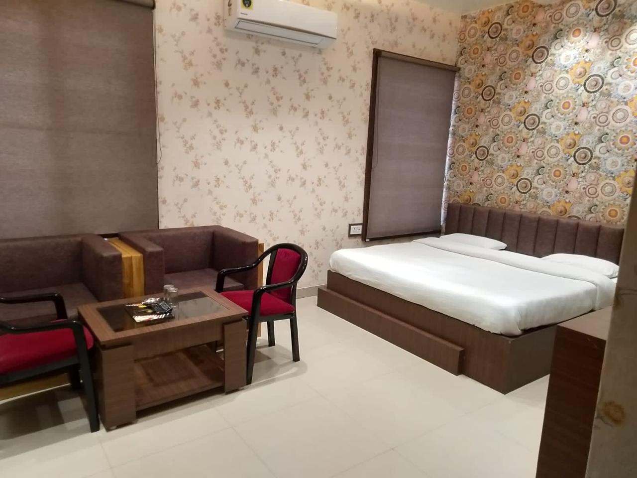 HOTEL SIDDHARTH PALACE - Tap to explore photos