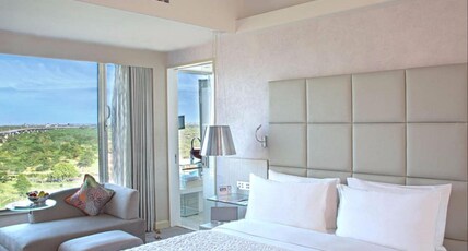Le Meridien Gurgaon Delhi NCR Room Type - 1 King Bed, Executive Lounge Access, Guest Room with Bathtub Le Meridien Gurgaon Delhi NCR Room Type - 1 King Bed, Executive Lounge Access, Guest Room with Bathtub