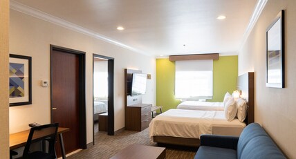 Holiday Inn Express & Suites DAVIS - UNIVERSITY AREA Room Type - 1 King Bed 2 Queen Beds 1 Bedroom Suite