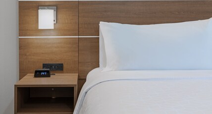 Holiday Inn Express & Suites DENTON - SANGER Room Type - 1 King Bed Standard Comm Accessible
