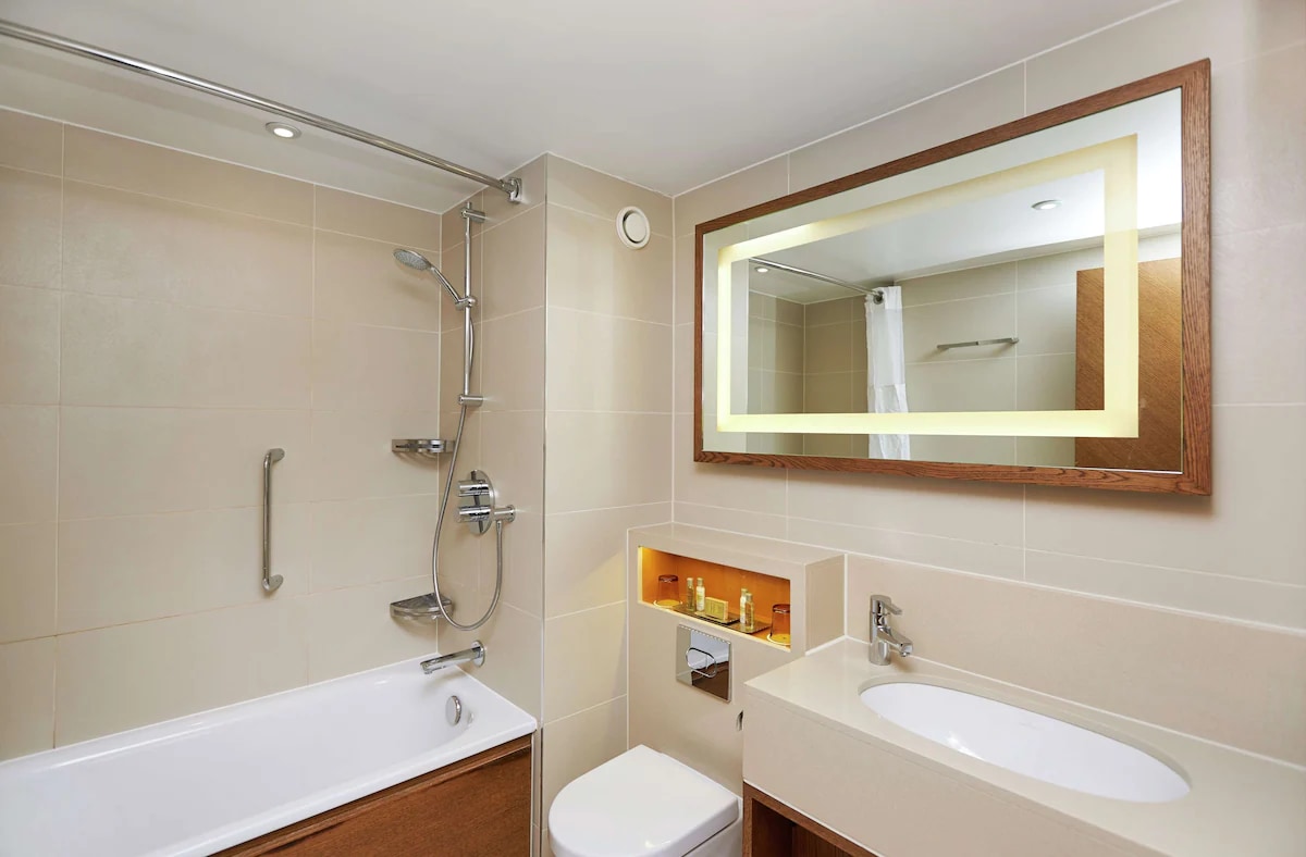 DoubleTree by Hilton Hotel London - Hyde Park - Tap to explore photos
