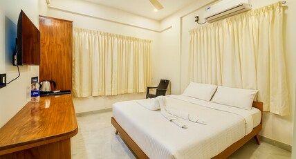 Vallimony Luxury Stays- Padmanabhaswamy Temple Room Type - Deluxe Double Room 201