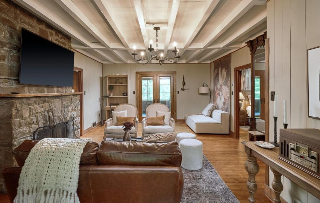 Luxuriously Restored Farm Cabin - Tap to explore photos