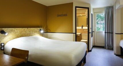 greet Hotel Villeneuve La Garenne Room Type - Pop Room with a double bed