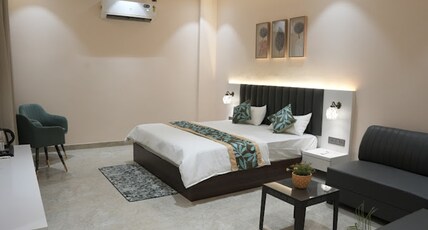 Rajhans Hotel And Restaurant Room Type - Deluxe Room