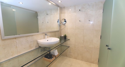 Best Western Plus Goulburn Room Type - SUITE - 1 KING BED 4 SINGLE BEDS,NSMK,SUPER,1STFLR,SPLTLV,KITETT