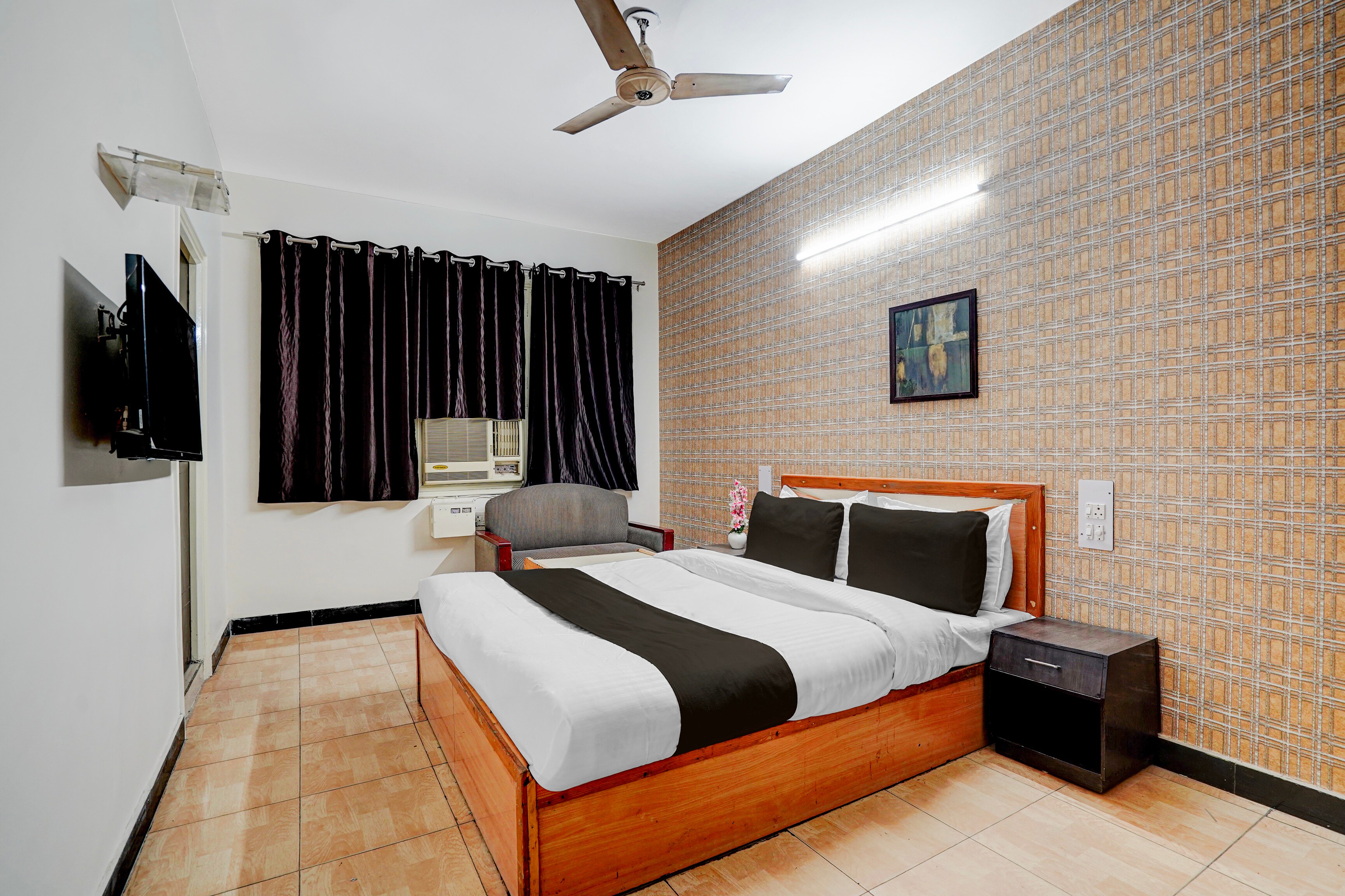 Hotel O by OYO Clock Tower Ludhiana Formerly Greatwall - Tap to explore photos