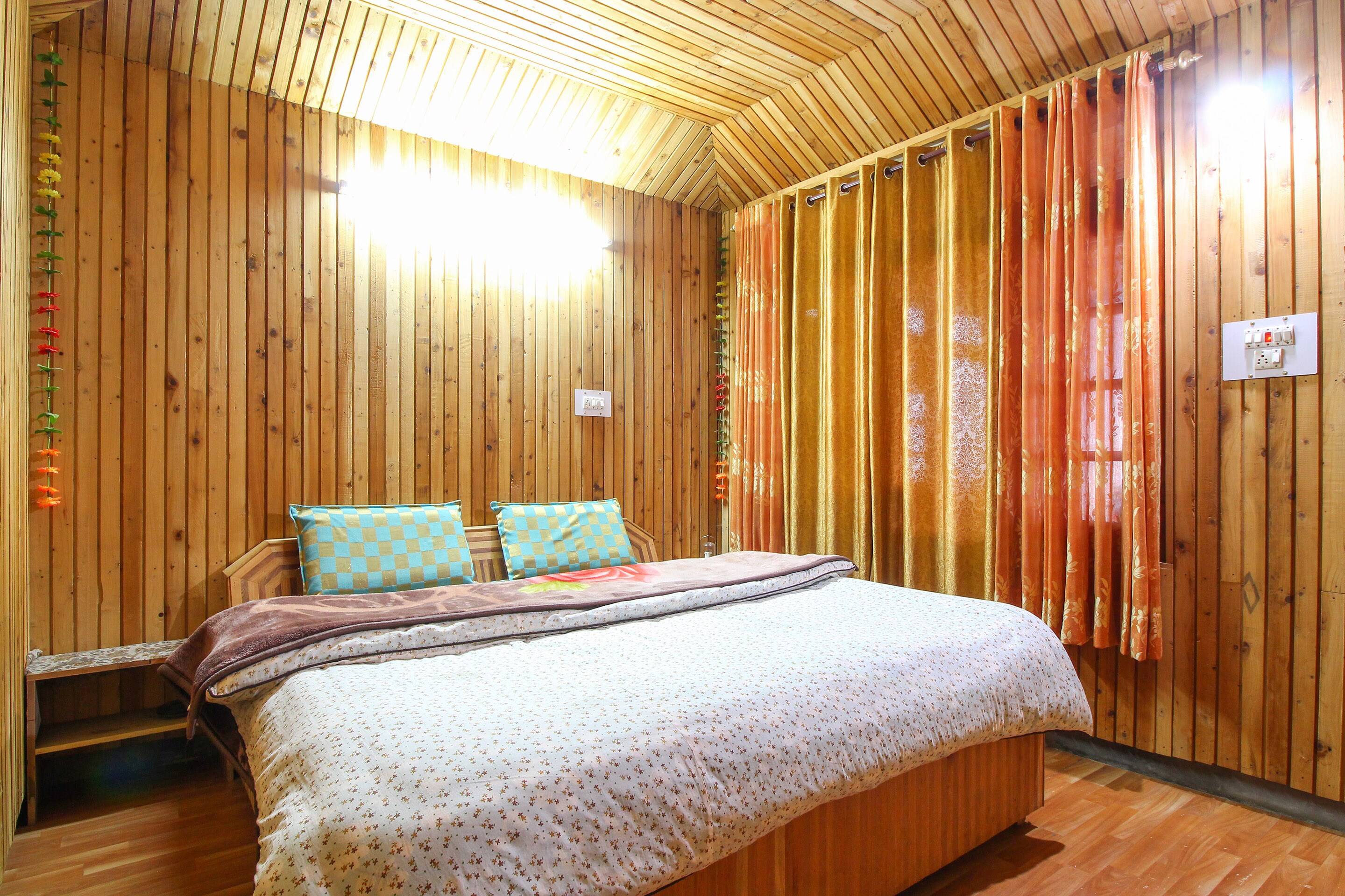 Aastha Home Stay - Tap to explore photos