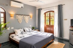 Palm Pillow- Private Room with Beach Access