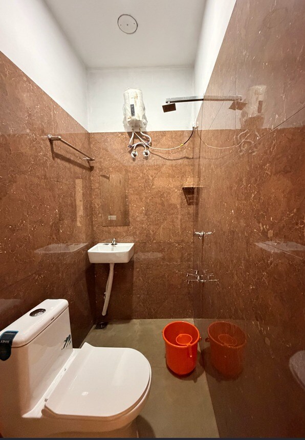 Jona Rooms - Tap to explore photos