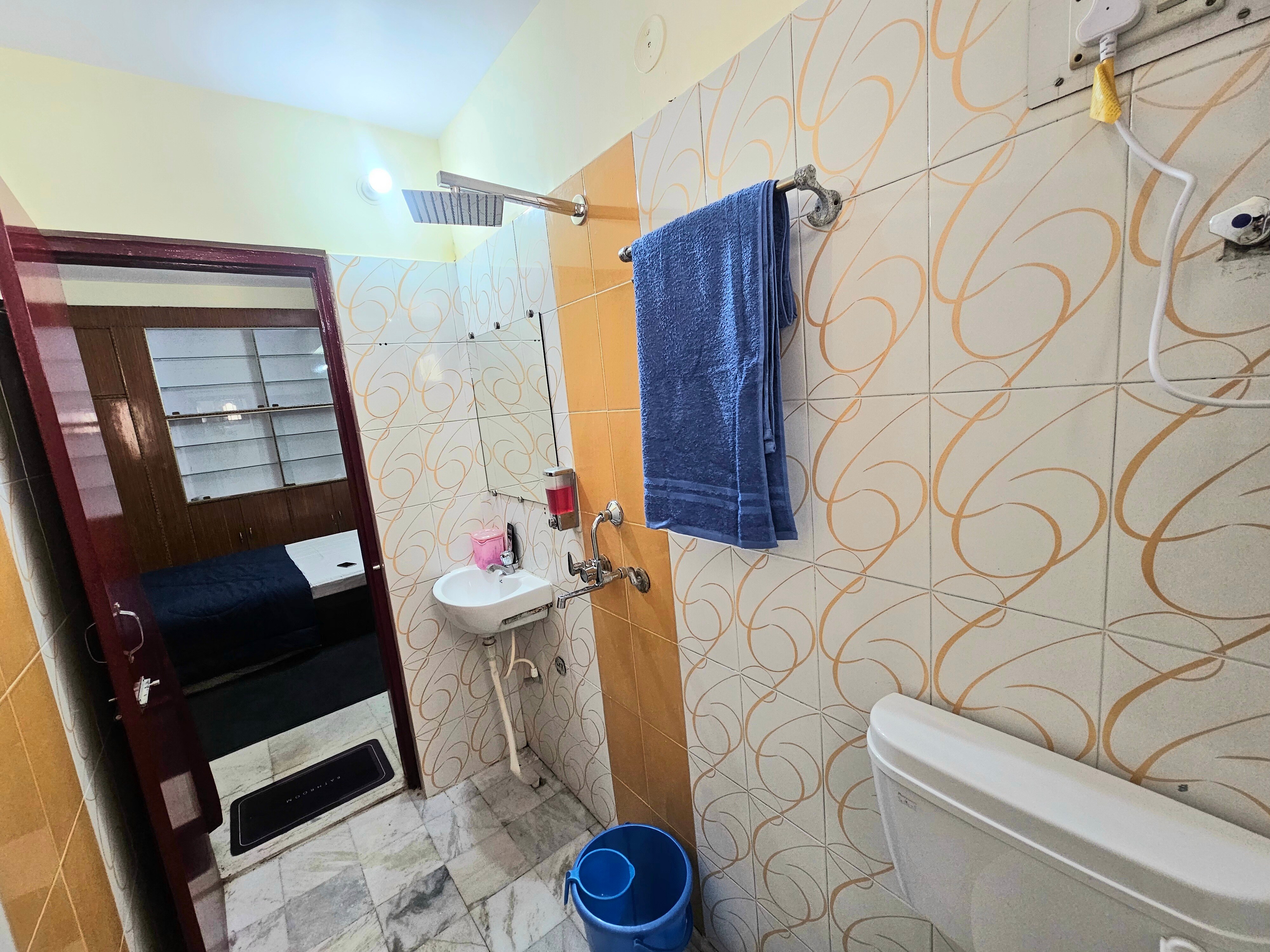 Spacious 2BHK Flat | Modern Comfort Stay - Tap to explore photos