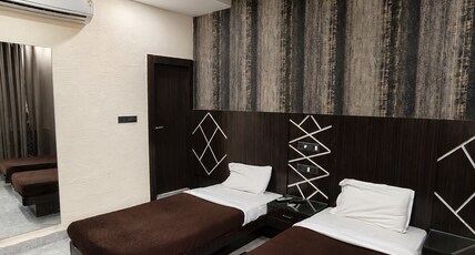 Hotel Shree Satyam Room Type - Business Plus (Twin bed)