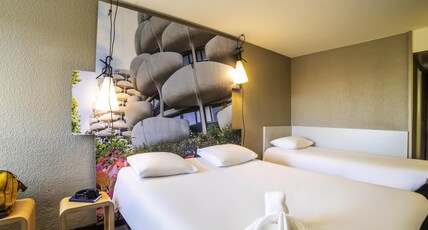 ibis Cr Room Type - Standard Room with one double bed and one single bed ibis Cr Room Type - Standard Room with one double bed and one single bed