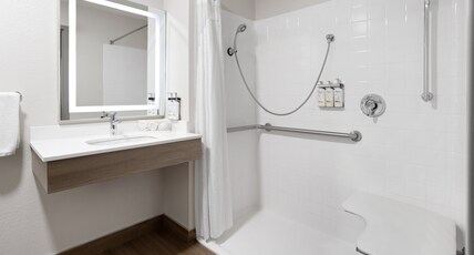Holiday Inn Express & Suites WYOMISSING Room Type - 1 King Bed Suite Mobil Access Roll Shwr