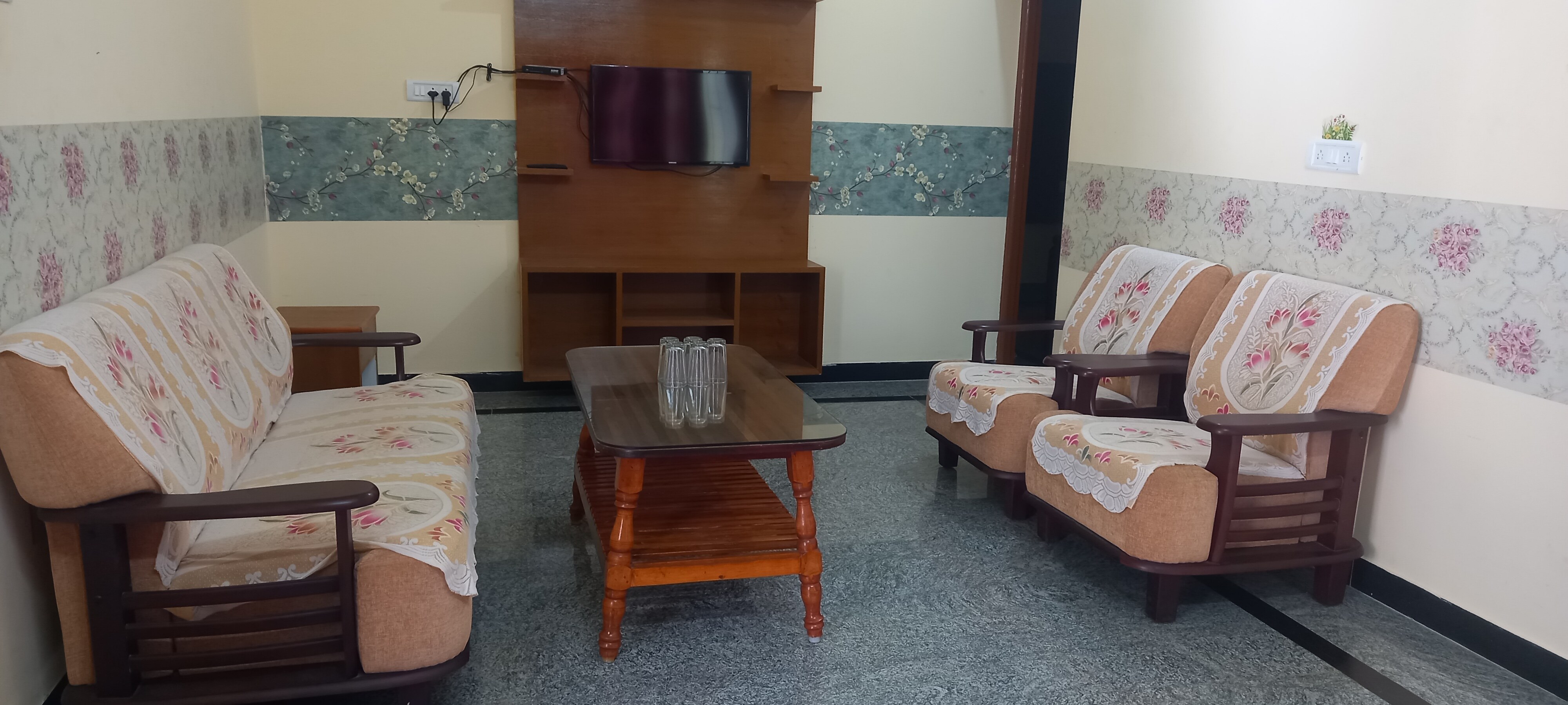 Aara Home Stay - Tap to explore photos
