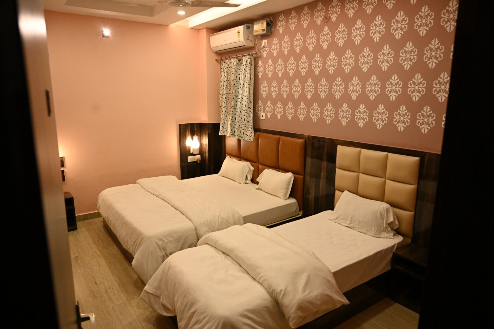 HOTEL NEEL GAGAN HOTEL TOURIST - Tap to explore photos