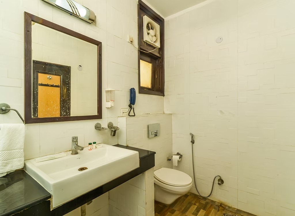 hotel bright - Tap to explore photos