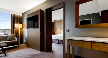 Radisson Blu Hotel Manchester, Airport Room Type - Suite - Runway View