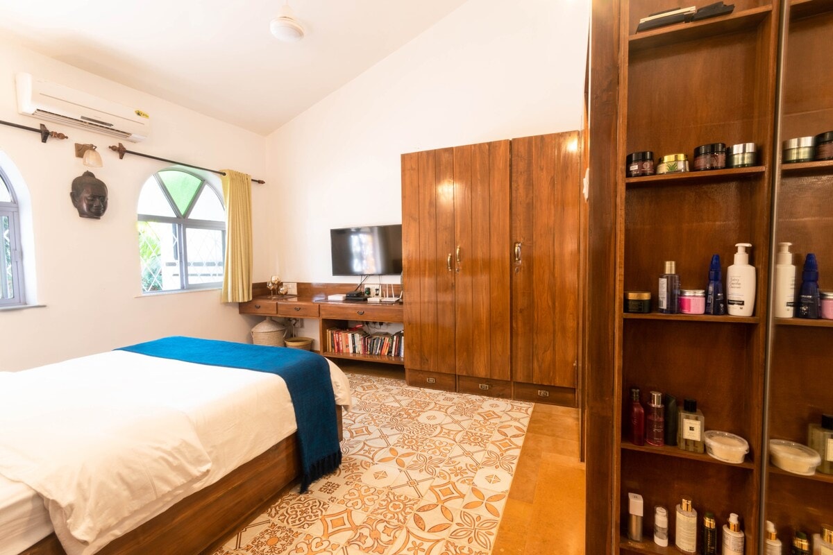 Goan Style One Bedroom Cottage in Anjuna - Tap to explore photos