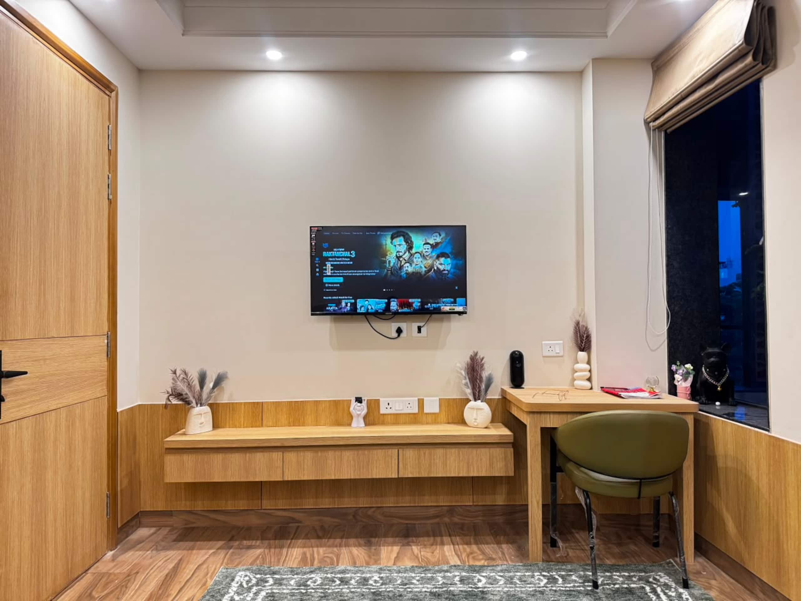 Spacious 1 BHK with Balcony Near Artemis - Tap to explore photos
