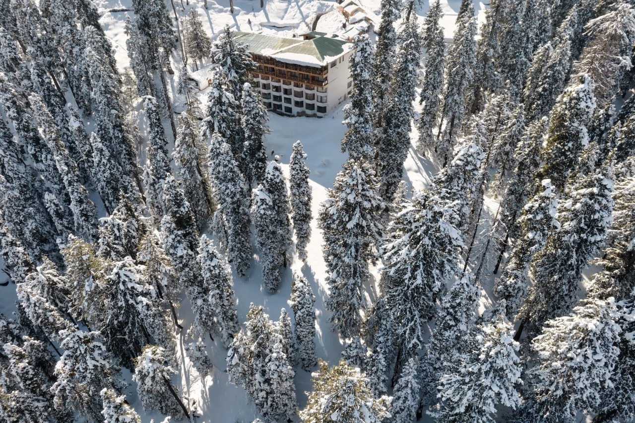 Hotel Royal Castle, Gulmarg - Tap to explore photos