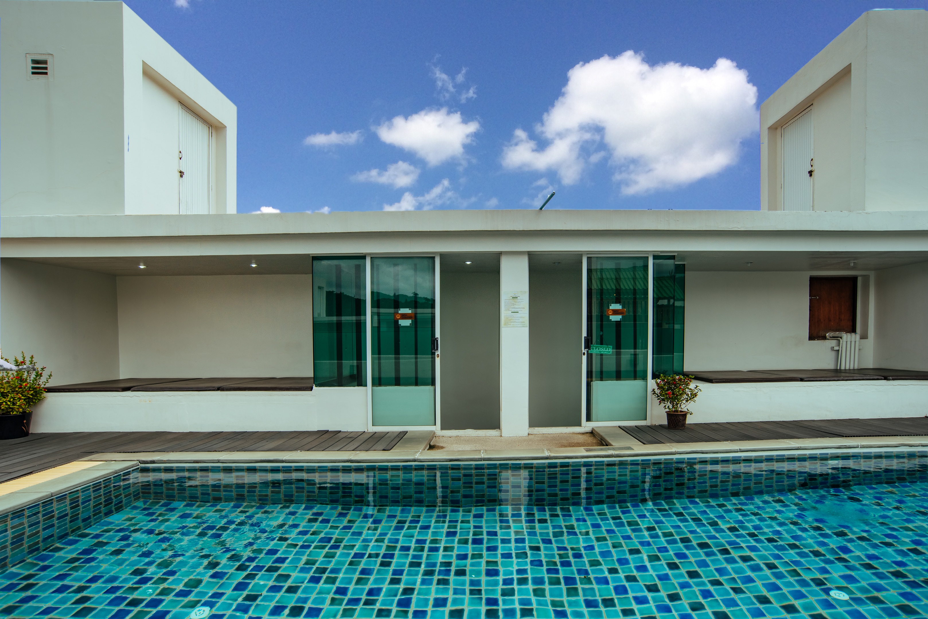 Icheck Inn Central Patong - Tap to explore photos
