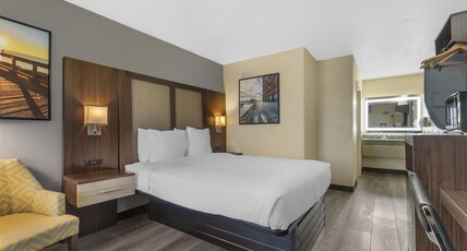 Best Western Salisbury Plaza Room Type - Accessible - 1 Queen, Mobility Accessible, Roll In Shower, Pet Friendly Room, Microwave And Refriger