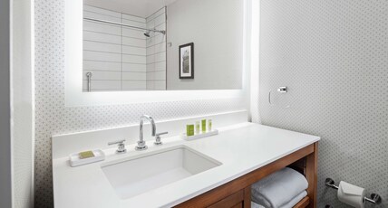 Hilton Chicago/Oak Brook Hills Resort & Conference Center Room Type - 2 QUEEN BEDS