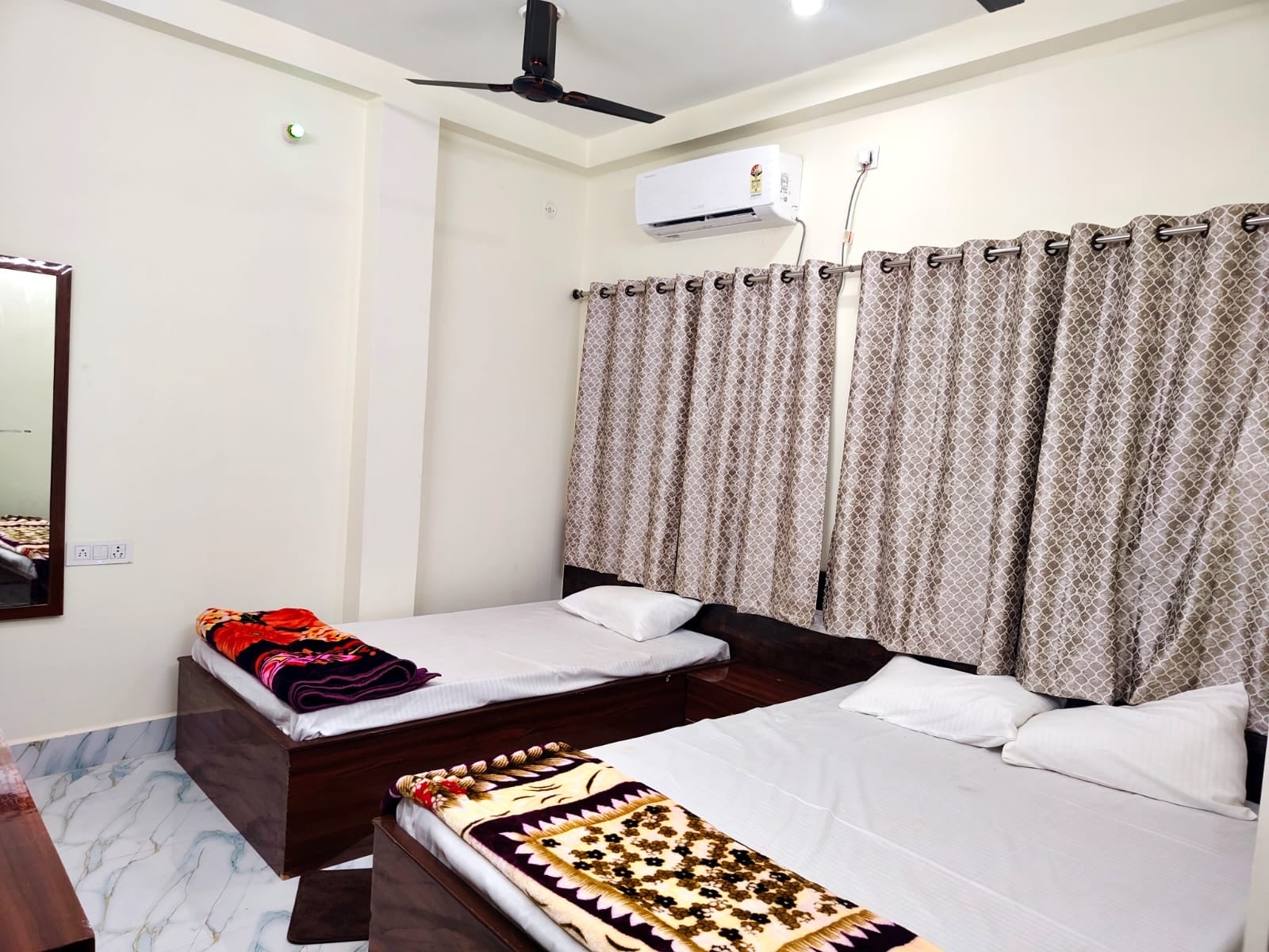 Hotel Sada Shiv Inn - Tap to explore photos