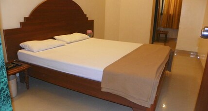 Hotel Rajdeep Room Type - Deluxe Double AC ( Below 21 Years are not allowed)