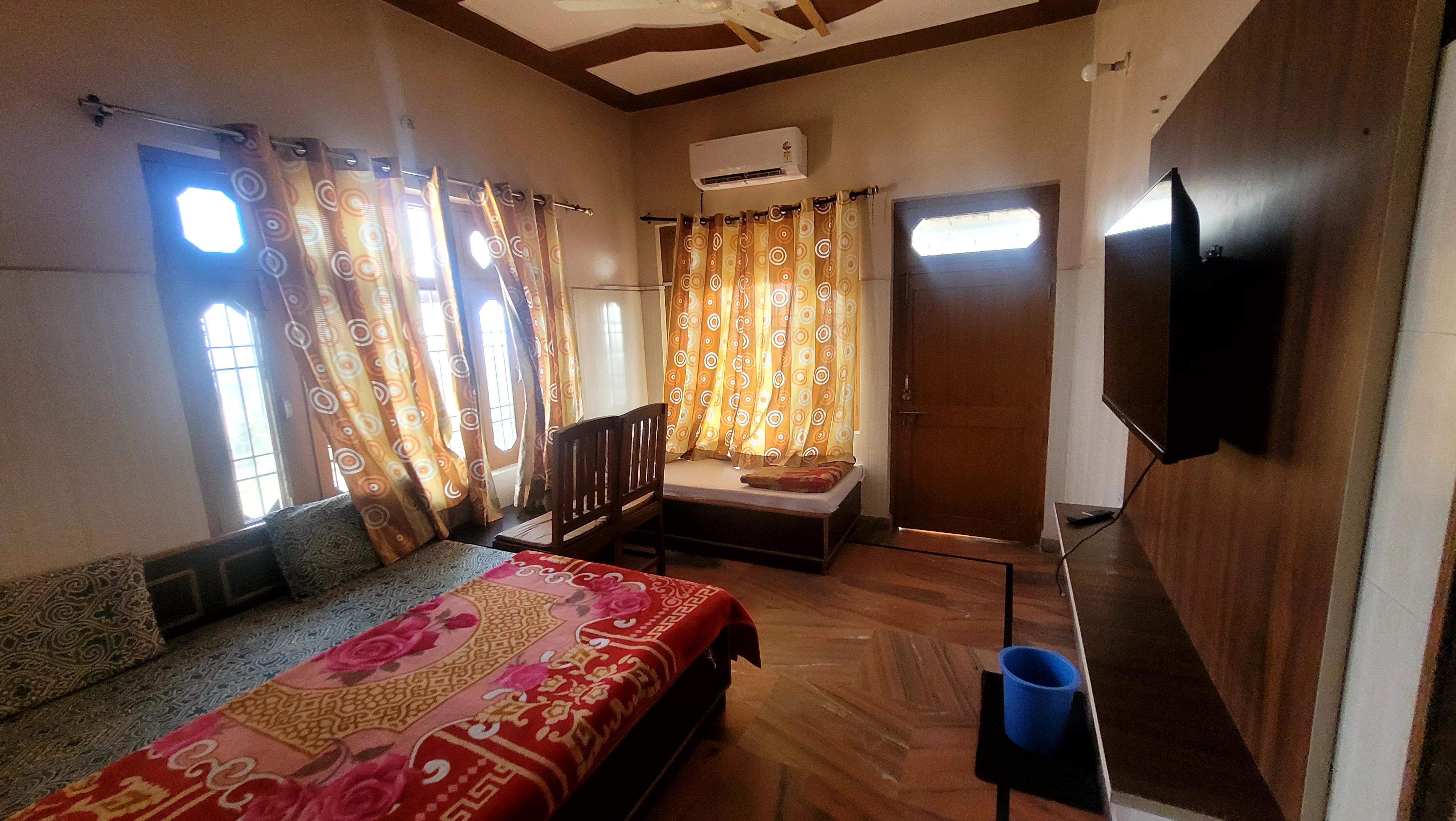 Subhdra Guest House Chintpurni - Tap to explore photos