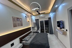 Bright & Cozy , Greater Noida near Mall Ek murti