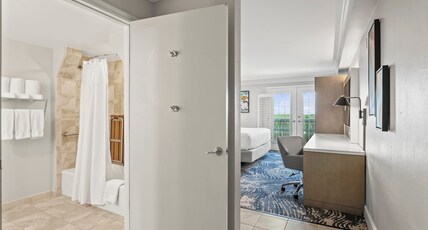 Crowne Plaza Hotel Orlando Downtown Room Type - 1 King Standard Mobility Accessible Tub Crowne Plaza Hotel Orlando Downtown Room Type - 1 King Standard Mobility Accessible Tub