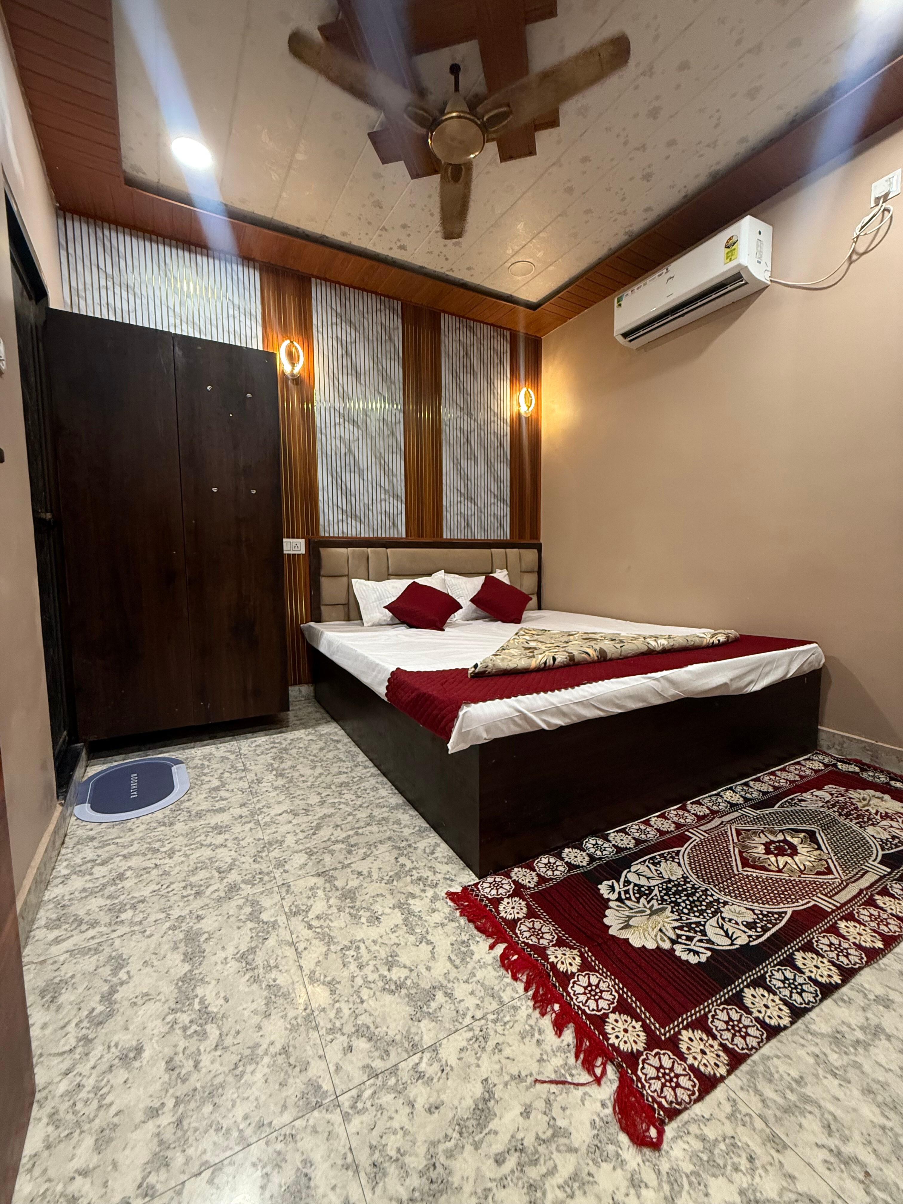 Shiv Baba Paying Guest House - Tap to explore photos