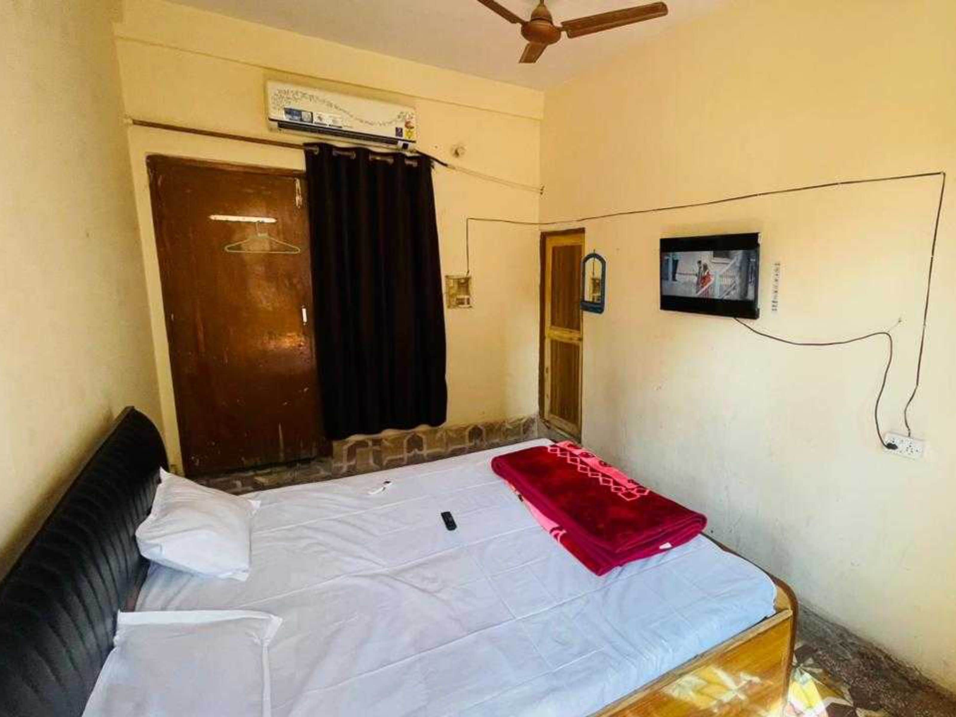 Hotel O Jai Bhole Guest House And Rooms - Tap to explore photos