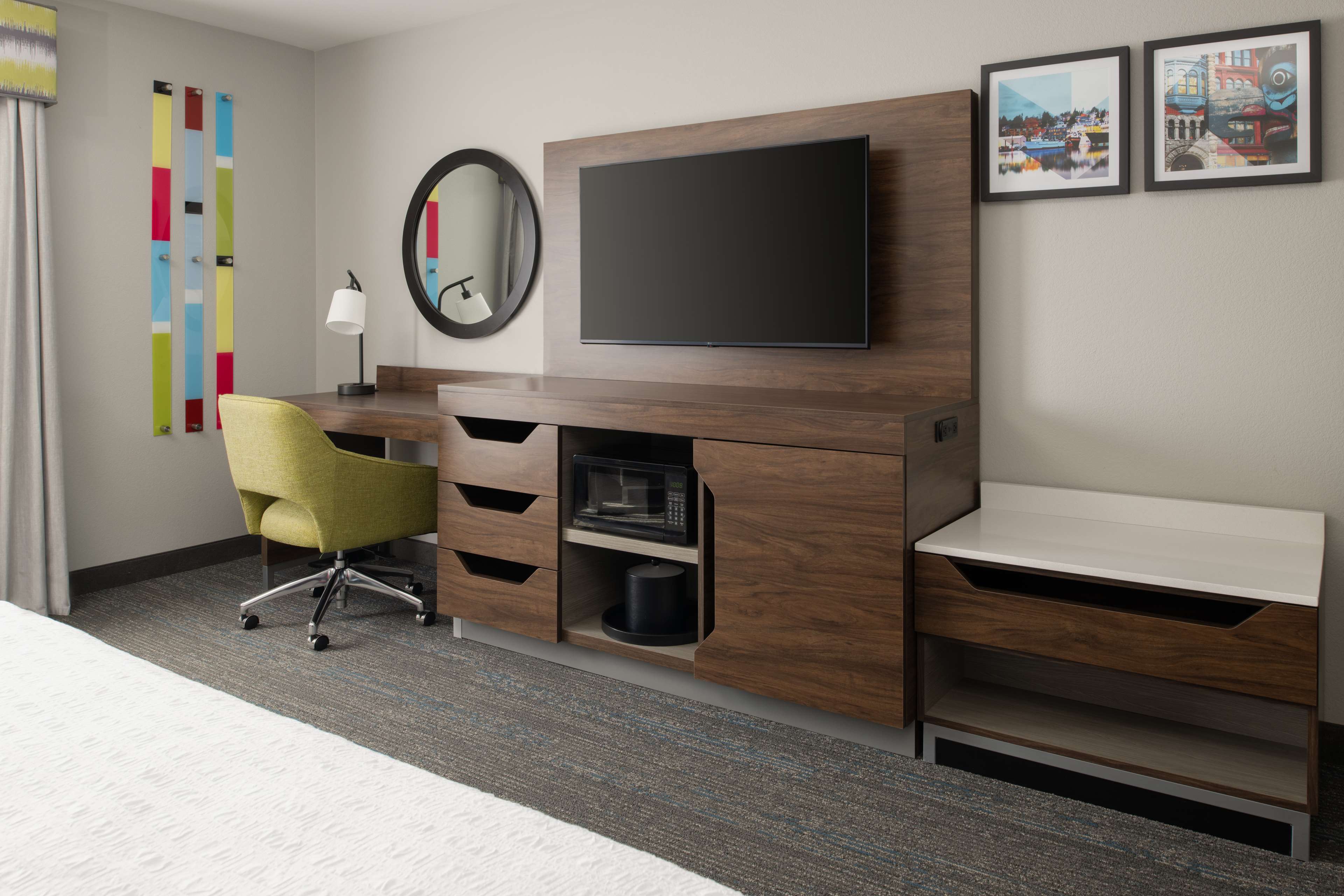 Hampton Inn & Suites by Hilton Seattle-Airport/28th Ave - Tap to explore photos