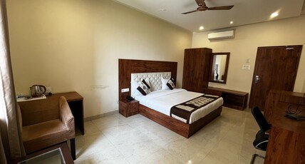 The Golden Retreat Room Type - Deluxe Room - AC