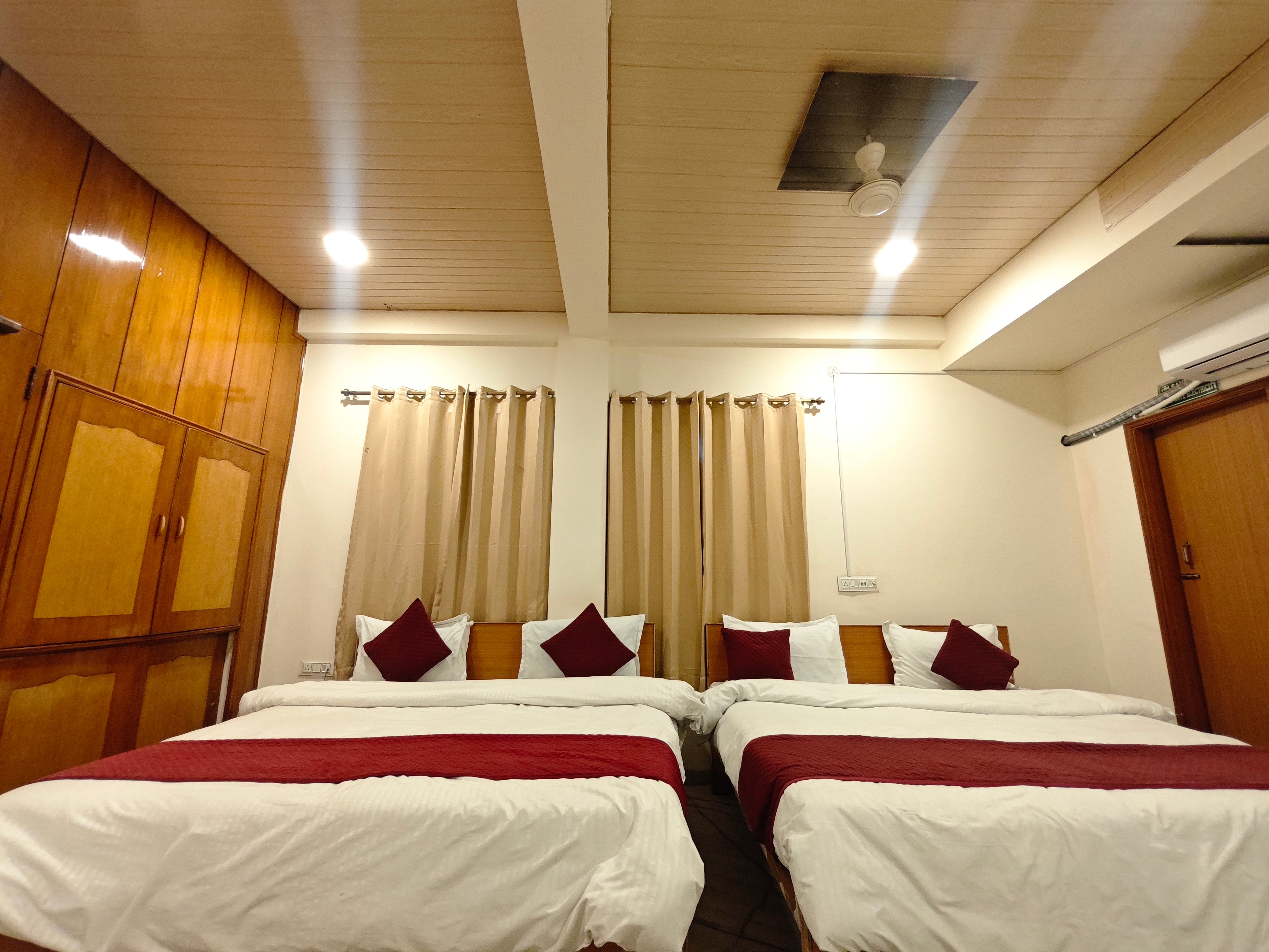 Hotel Paradise Continental 800 Meters from Railway Station - Tap to explore photos
