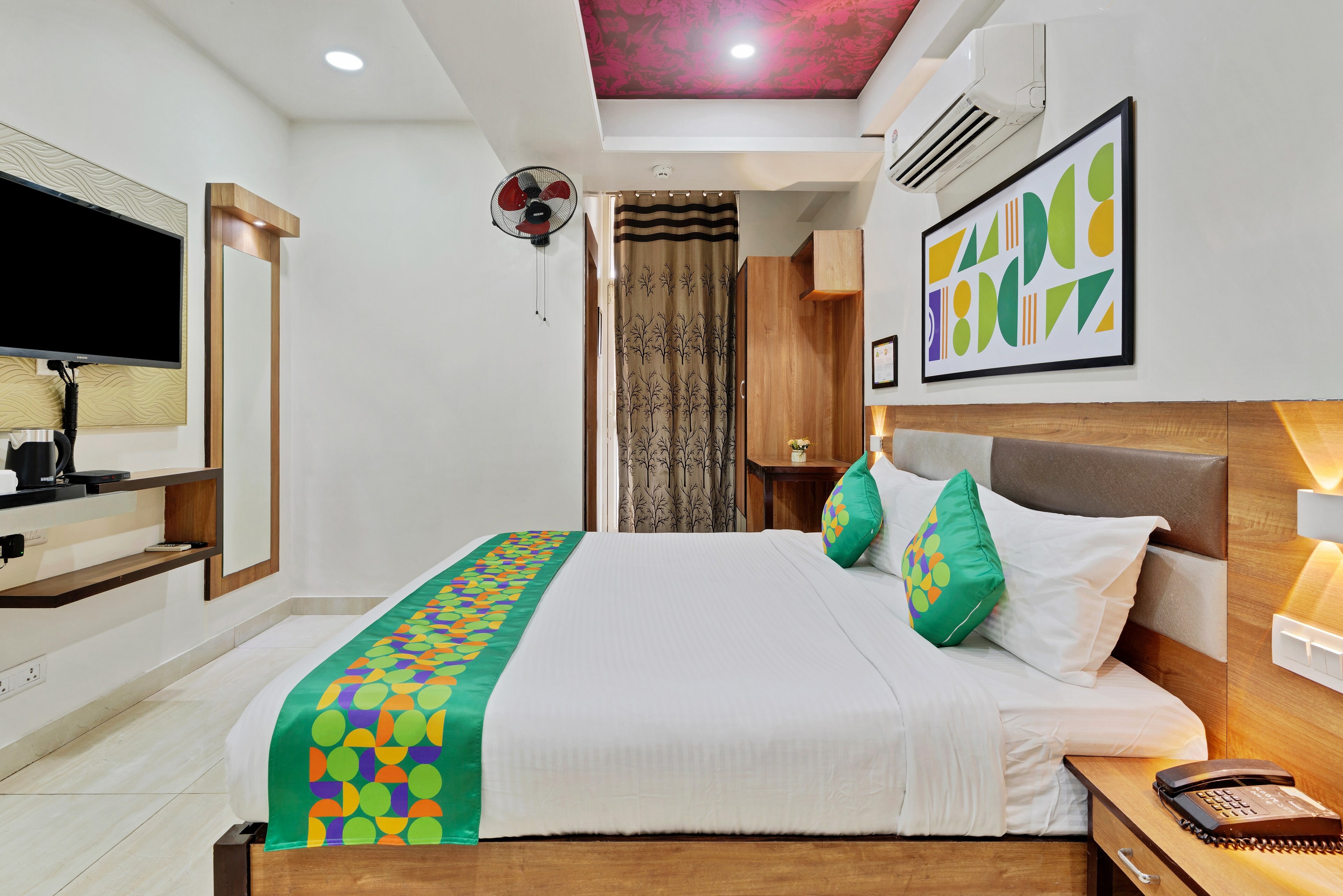 Itsy Hotels Harmony inn - Tap to explore photos