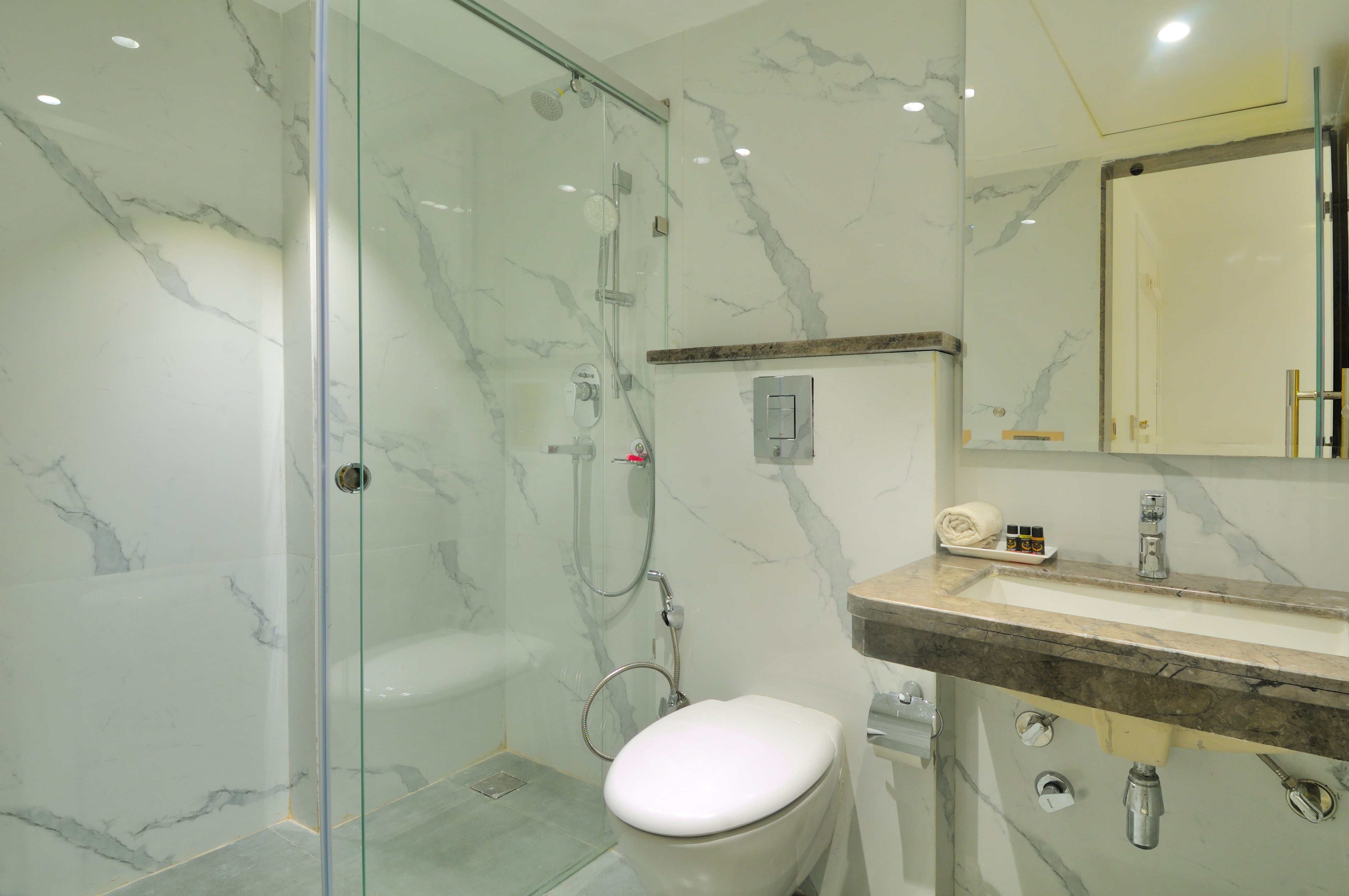 Hotel Pinky Villa - New Delhi Railway Station - Tap to explore photos
