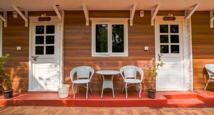 Janet & John's Beach Resort since 1989 Room Type - Luxury Cottage