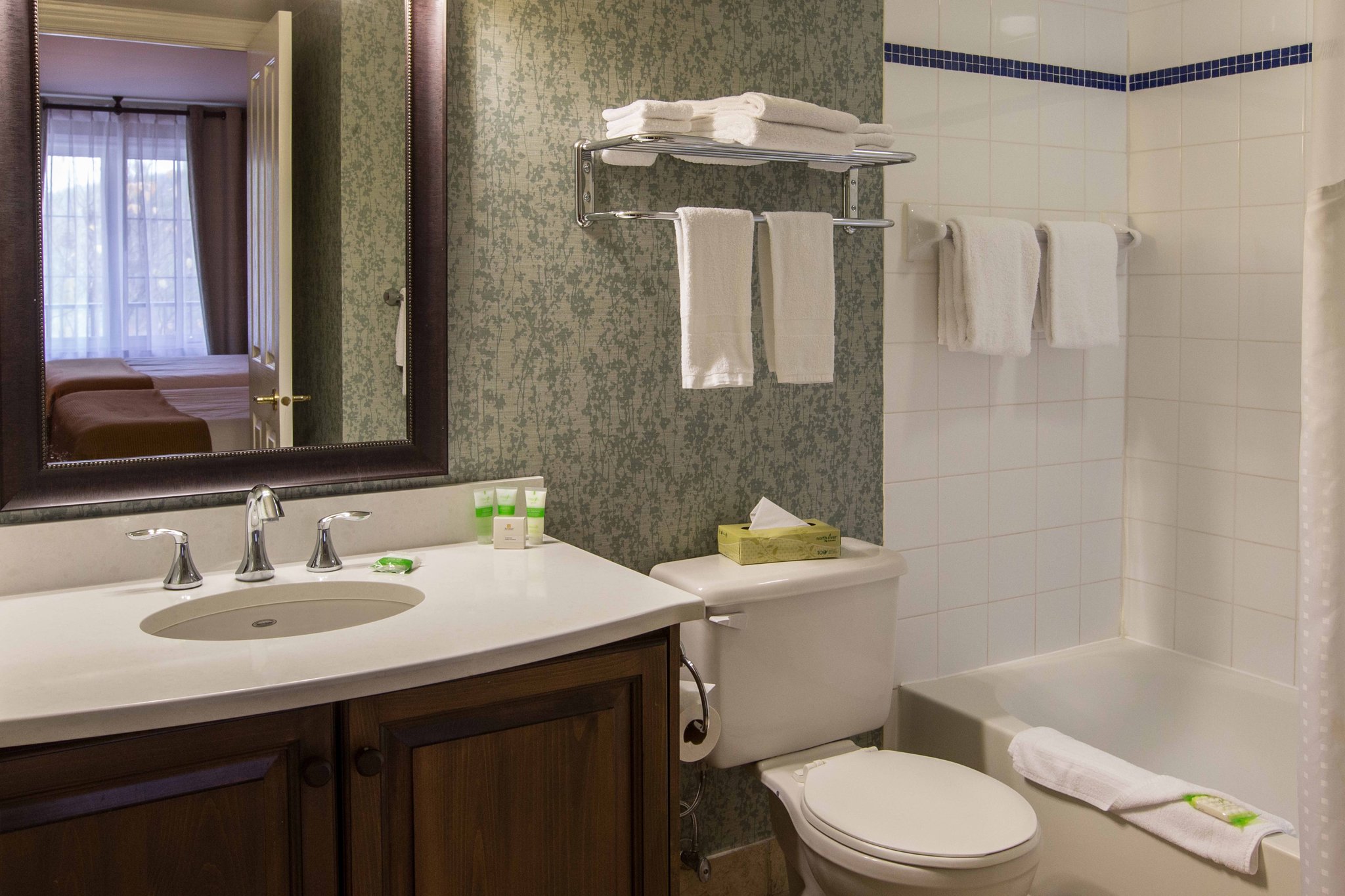 Holiday Inn Express & Suites TREMBLANT - Tap to explore photos