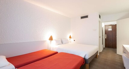 Novotel Macon Nord Room Type - Standard Room with 1 double bed and 2 single beds Novotel Macon Nord Room Type - Standard Room with 1 double bed and 2 single beds
