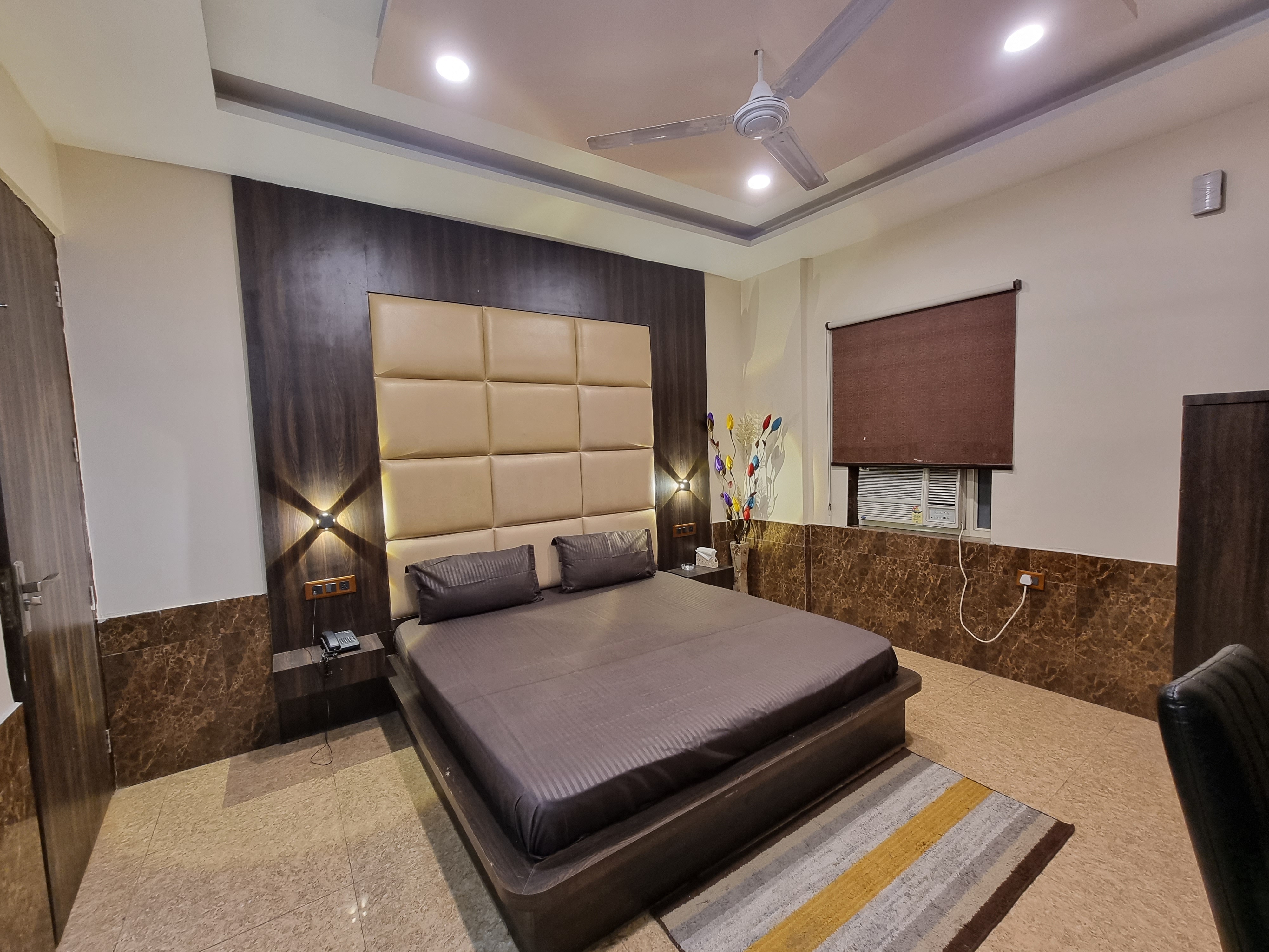 Hotel Sunshine - Tap to explore photos