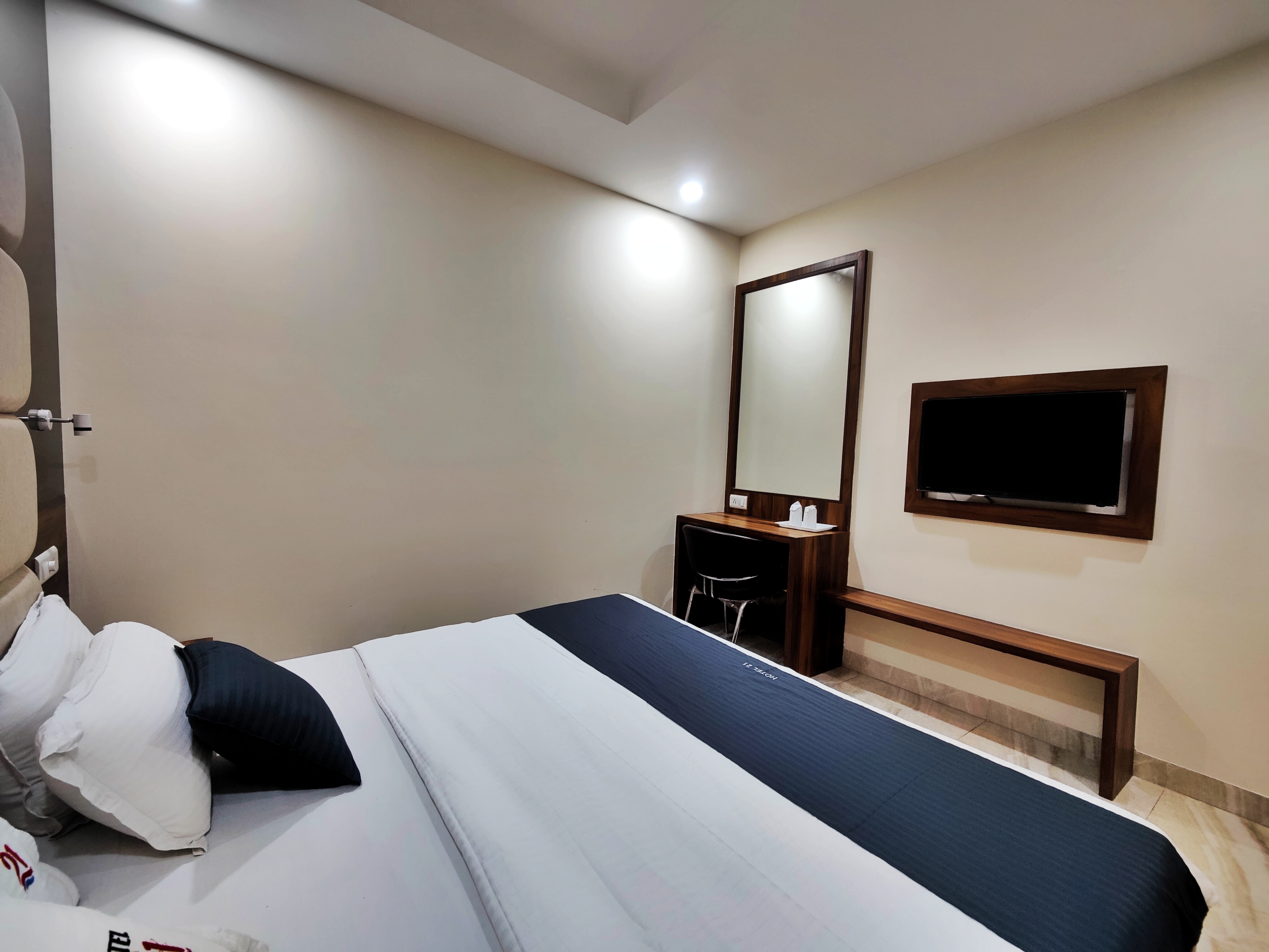 Hotel 21 - Next to Chandigarh Railway Station - Tap to explore photos