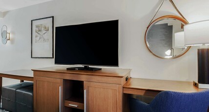 Hampton Inn & Suites Austin - Downtown / Convention Center Room Type - 2QN MOB HEAR ACC W TUB NS