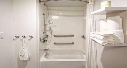 Hampton Inn Dumfries Room Type - 1KNG MOB HEAR ACC W TUB NS